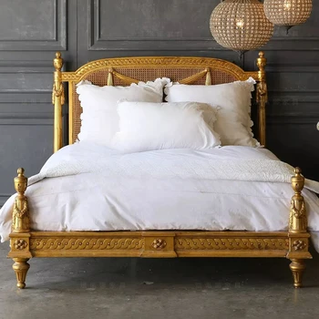 Диван от ратан в неокласически стил, с двойно легло в американския ретро стил, резбовани легло от масивно дърво, сватбена легло в основната спалня