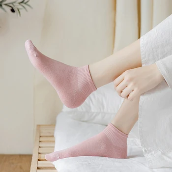 Съвременната мода включва дамски къси чорапи