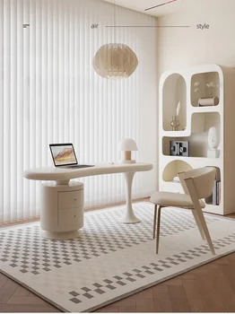 Бюро в кремовом стил, малки домакински уреди, лукс френски светлина, офис маса от противоположния пол, бюро
