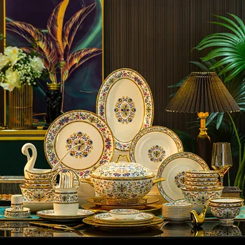 Висококачествени съдове за готвене цвят на емайла, набор от лека луксозни съдове, керамични чаши и чинии от дома на костен порцелан.
