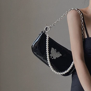 Дизайнерска чанта под мишниците, на новост на лятото 2023, изкуствена перлена верижка с шарени пеперуди, Гланцирана лакирана кожа, чанта през рамо с едно рамо.